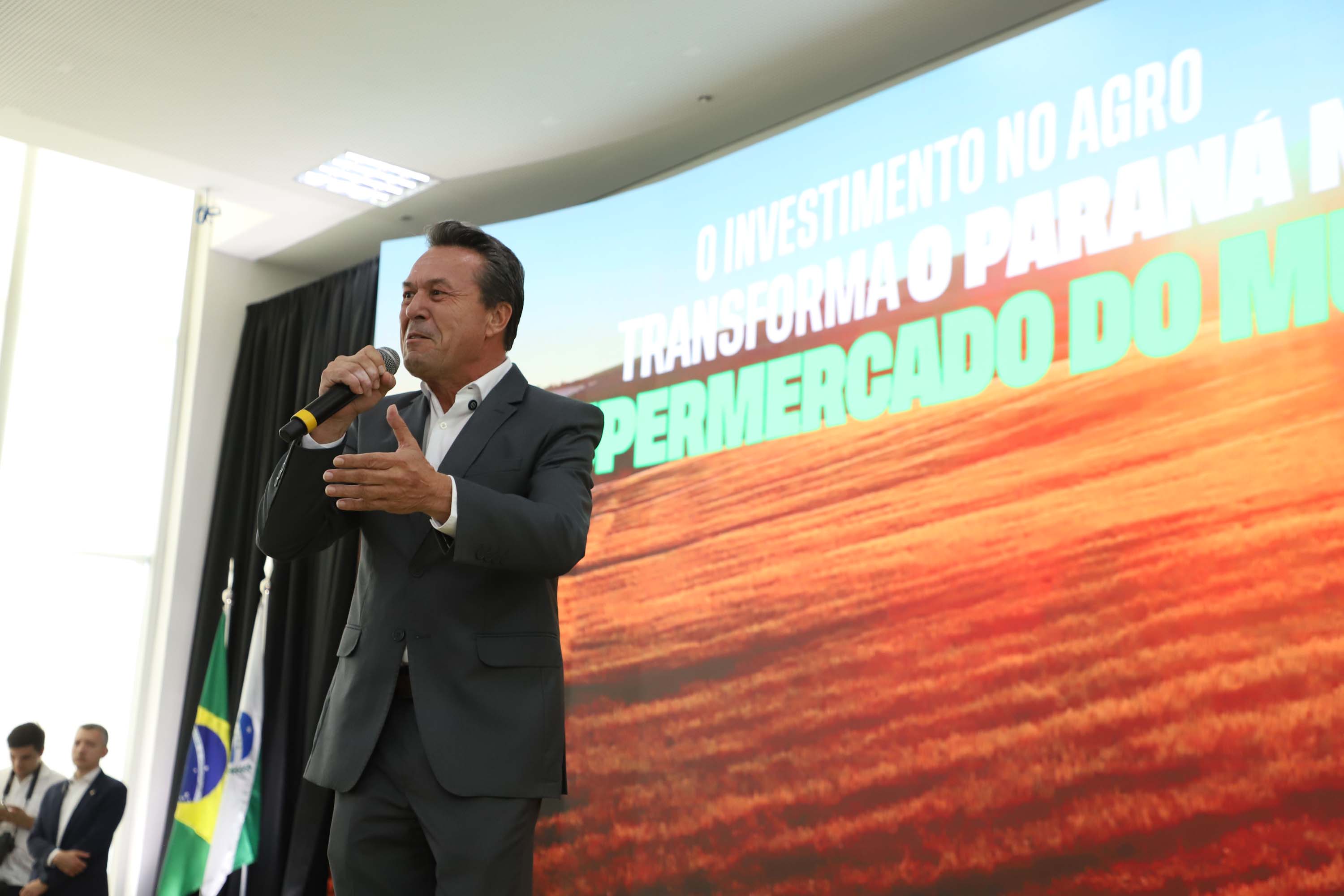 Ratinho Junior lança programas que levam energia mais potente e conectividade às propriedades rurais