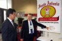 Governador Beto Richa, acompanhado pelo, presidente do G5 Promotrade, Rubens Zago, secretário chefe da Casa Civil, Reinhold Stephanes, secretário de Agricultura e Abastecimento, Norberto Ortigara, presidente da Agência de Defesa Agropecuária Adapar, Inácio Afonso Kroetz, senador Blairo Maggi, superintendente do Ministério da Agricultura, Glauco Bertoldo, senador Cidinho Santos, presidente da Associação Brasileira de Proteina Animal, Francisco Turra, prefeito de Pinhais, Luiz Goulart Alves,