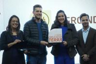 Produtores rurais de dezessete diferentes categorias e de todas as regiões do Paraná foram homenageados com o prêmio Orgulho da Terra, nesta terça-feira (11/11), pelas boas práticas sustentáveis adotadas em suas propriedades, tendo como base os pilares social, ambiental e econômico