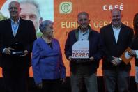 Produtores rurais de dezessete diferentes categorias e de todas as regiões do Paraná foram homenageados com o prêmio Orgulho da Terra, nesta terça-feira (11/11), pelas boas práticas sustentáveis adotadas em suas propriedades, tendo como base os pilares social, ambiental e econômico