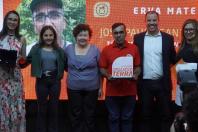 Produtores rurais de dezessete diferentes categorias e de todas as regiões do Paraná foram homenageados com o prêmio Orgulho da Terra, nesta terça-feira (11/11), pelas boas práticas sustentáveis adotadas em suas propriedades, tendo como base os pilares social, ambiental e econômico
