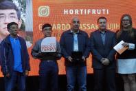 Produtores rurais de dezessete diferentes categorias e de todas as regiões do Paraná foram homenageados com o prêmio Orgulho da Terra, nesta terça-feira (11/11), pelas boas práticas sustentáveis adotadas em suas propriedades, tendo como base os pilares social, ambiental e econômico