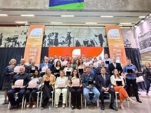 Produtores rurais de dezessete diferentes categorias e de todas as regiões do Paraná foram homenageados com o prêmio Orgulho da Terra, nesta terça-feira (11/11), pelas boas práticas sustentáveis adotadas em suas propriedades, tendo como base os pilares social, ambiental e econômico