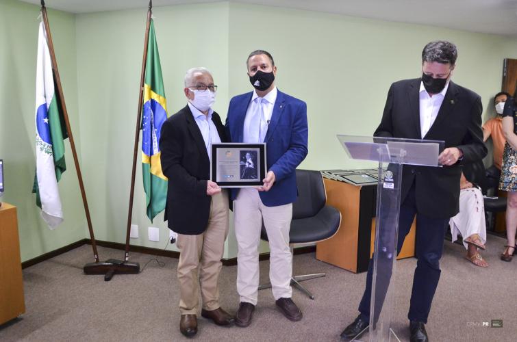 Adapar recebe prêmio pelo trabalho na saúde animal