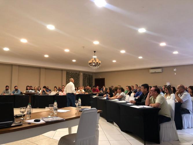 Adapar promove treinamento para servidores