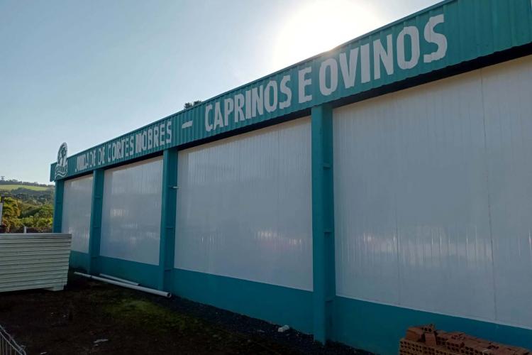 Apoio do Estado viabiliza unidade de cortes nobres de caprinos e ovinos em Virmond