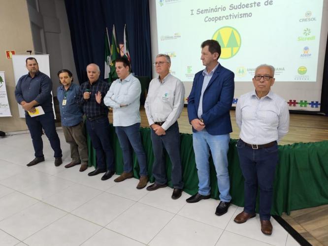 Estado reforça importância das cooperativas em seminário em Coronel Vivida
