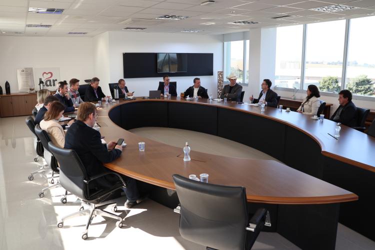 Estado visita cooperativas para fomentar o desenvolvimento agropecuário