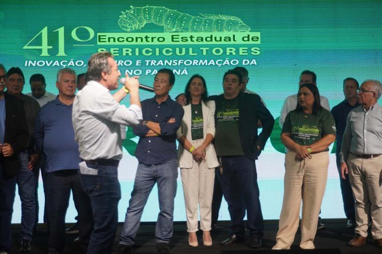 O município de Cruzeiro do Sul, localizado na região Noroeste, recebeu nesta quarta-feira (23) o 41º Encontro de Sericicultores do Paraná. Um dos destaques foi a divulgação das dez finalistas do Concurso Seda Paraná, iniciativa da Secretaria de Estado da Agricultura e do Abastecimento