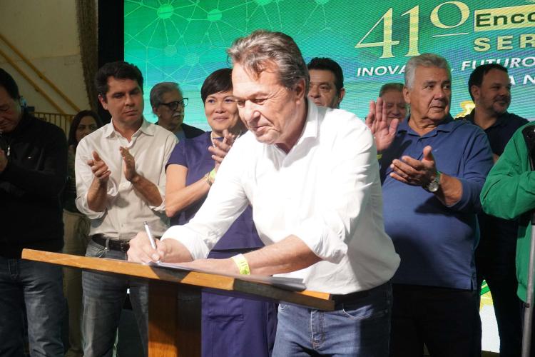 O município de Cruzeiro do Sul, localizado na região Noroeste, recebeu nesta quarta-feira (23) o 41º Encontro de Sericicultores do Paraná. Um dos destaques foi a divulgação das dez finalistas do Concurso Seda Paraná, iniciativa da Secretaria de Estado da Agricultura e do Abastecimento