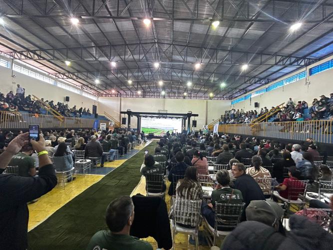 O município de Cruzeiro do Sul, localizado na região Noroeste, recebeu nesta quarta-feira (23) o 41º Encontro de Sericicultores do Paraná. Um dos destaques foi a divulgação das dez finalistas do Concurso Seda Paraná, iniciativa da Secretaria de Estado da Agricultura e do Abastecimento