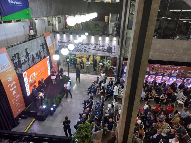 Produtores rurais de dezessete diferentes categorias e de todas as regiões do Paraná foram homenageados com o prêmio Orgulho da Terra, nesta terça-feira (11/11), pelas boas práticas sustentáveis adotadas em suas propriedades, tendo como base os pilares social, ambiental e econômico