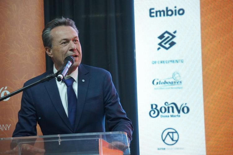 Produtores rurais de dezessete diferentes categorias e de todas as regiões do Paraná foram homenageados com o prêmio Orgulho da Terra, nesta terça-feira (11/11), pelas boas práticas sustentáveis adotadas em suas propriedades, tendo como base os pilares social, ambiental e econômico