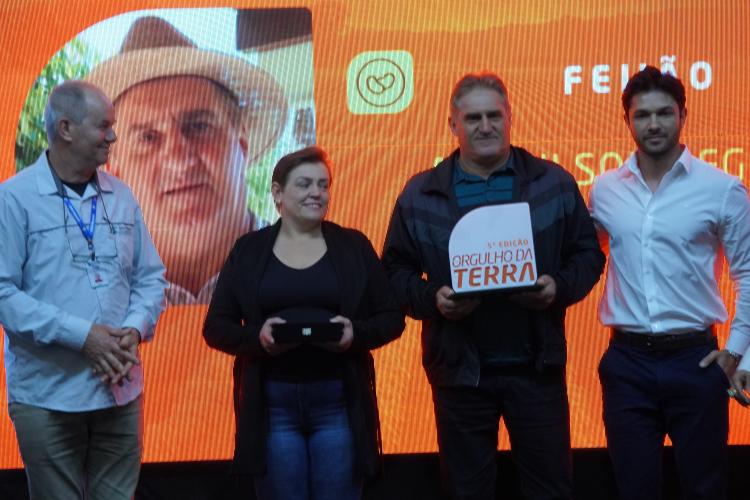 Produtores rurais de dezessete diferentes categorias e de todas as regiões do Paraná foram homenageados com o prêmio Orgulho da Terra, nesta terça-feira (11/11), pelas boas práticas sustentáveis adotadas em suas propriedades, tendo como base os pilares social, ambiental e econômico