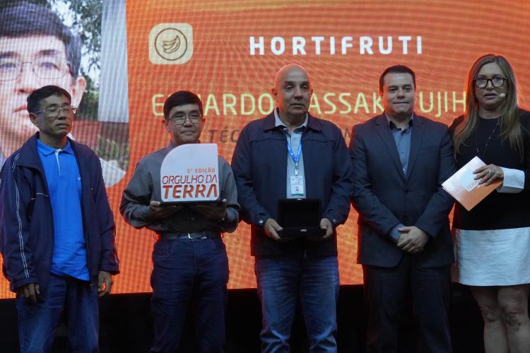 Produtores rurais de dezessete diferentes categorias e de todas as regiões do Paraná foram homenageados com o prêmio Orgulho da Terra, nesta terça-feira (11/11), pelas boas práticas sustentáveis adotadas em suas propriedades, tendo como base os pilares social, ambiental e econômico