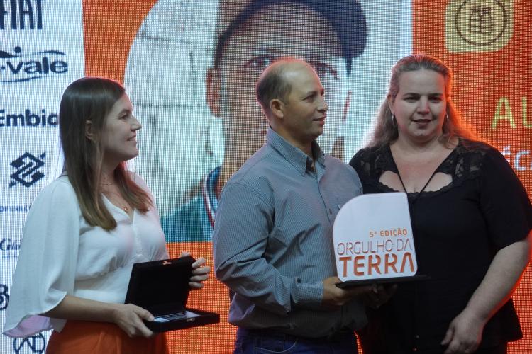 Produtores rurais de dezessete diferentes categorias e de todas as regiões do Paraná foram homenageados com o prêmio Orgulho da Terra, nesta terça-feira (11/11), pelas boas práticas sustentáveis adotadas em suas propriedades, tendo como base os pilares social, ambiental e econômico