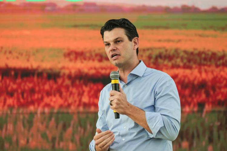 Ratinho Junior lança programas que levam energia mais potente e conectividade às propriedades rurais