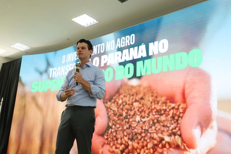 Ratinho Junior lança programas que levam energia mais potente e conectividade às propriedades rurais