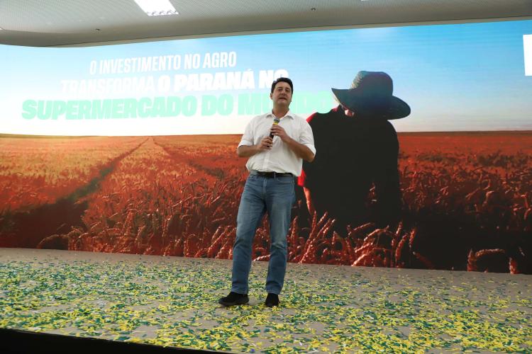 Ratinho Junior lança programas que levam energia mais potente e conectividade às propriedades rurais