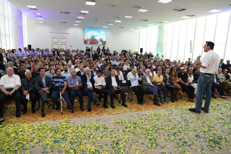 Ratinho Junior lança programas que levam energia mais potente e conectividade às propriedades rurais