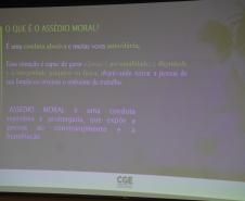 Servidores da Adapar participam de palestra sobre assédio no local de trabalho