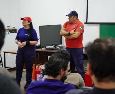 Servidores da Adapar participam de treinamento de brigada de incêndio