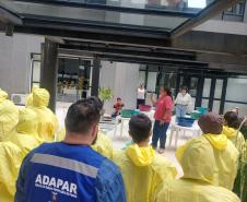 Em simpósios sobre manejo de animais e saúde única, Adapar orienta sobre atuação em desastres