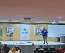 Em simpósios sobre manejo de animais e saúde única, Adapar orienta sobre atuação em desastres