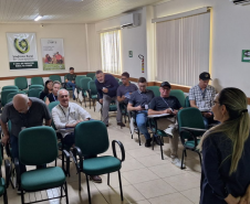 Adapar realiza treinamento sobre fiscalização de fertilizantes e sementes em Guarapuava