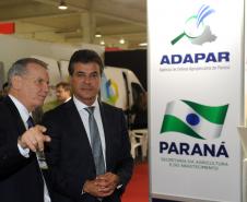 Governador Beto Richa, acompanhado pelo, presidente do G5 Promotrade, Rubens Zago, secretário chefe da Casa Civil, Reinhold Stephanes, secretário de Agricultura e Abastecimento, Norberto Ortigara, presidente da Agência de Defesa Agropecuária Adapar, Inácio Afonso Kroetz, senador Blairo Maggi, superintendente do Ministério da Agricultura, Glauco Bertoldo, senador Cidinho Santos, presidente da Associação Brasileira de Proteina Animal, Francisco Turra, prefeito de Pinhais, Luiz Goulart Alves,