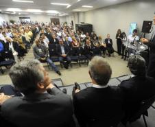 Governador Beto Richa, acompanhado pelo, presidente do G5 Promotrade, Rubens Zago, secretário chefe da Casa Civil, Reinhold Stephanes, secretário de Agricultura e Abastecimento, Norberto Ortigara, presidente da Agência de Defesa Agropecuária Adapar, Inácio Afonso Kroetz, senador Blairo Maggi, superintendente do Ministério da Agricultura, Glauco Bertoldo, senador Cidinho Santos, presidente da Associação Brasileira de Proteina Animal, Francisco Turra, prefeito de Pinhais, Luiz Goulart Alves,