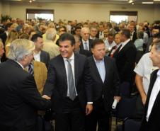 Governador Beto Richa, acompanhado pelo, presidente do G5 Promotrade, Rubens Zago, secretário chefe da Casa Civil, Reinhold Stephanes, secretário de Agricultura e Abastecimento, Norberto Ortigara, presidente da Agência de Defesa Agropecuária Adapar, Inácio Afonso Kroetz, senador Blairo Maggi, superintendente do Ministério da Agricultura, Glauco Bertoldo, senador Cidinho Santos, presidente da Associação Brasileira de Proteina Animal, Francisco Turra, prefeito de Pinhais, Luiz Goulart Alves,