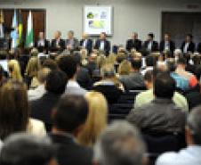 Governador Beto Richa, acompanhado pelo, presidente do G5 Promotrade, Rubens Zago, secretário chefe da Casa Civil, Reinhold Stephanes, secretário de Agricultura e Abastecimento, Norberto Ortigara, presidente da Agência de Defesa Agropecuária Adapar, Inácio Afonso Kroetz, senador Blairo Maggi, superintendente do Ministério da Agricultura, Glauco Bertoldo, senador Cidinho Santos, presidente da Associação Brasileira de Proteina Animal, Francisco Turra, prefeito de Pinhais, Luiz Goulart Alves,