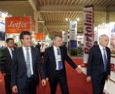 Governador Beto Richa, acompanhado pelo, presidente do G5 Promotrade, Rubens Zago, secretário chefe da Casa Civil, Reinhold Stephanes, secretário de Agricultura e Abastecimento, Norberto Ortigara, presidente da Agência de Defesa Agropecuária Adapar, Inácio Afonso Kroetz, senador Blairo Maggi, superintendente do Ministério da Agricultura, Glauco Bertoldo, senador Cidinho Santos,  presidente da Associação Brasileira de Proteina Animal, Francisco Turra, prefeito de Pinhais, Luiz Goulart Alves,