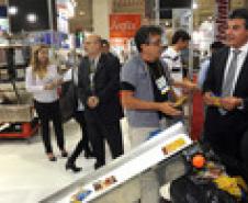 Governador Beto Richa, acompanhado pelo, presidente do G5 Promotrade, Rubens Zago, secretário chefe da Casa Civil, Reinhold Stephanes, secretário de Agricultura e Abastecimento, Norberto Ortigara, presidente da Agência de Defesa Agropecuária Adapar, Inácio Afonso Kroetz, senador Blairo Maggi, superintendente do Ministério da Agricultura, Glauco Bertoldo, senador Cidinho Santos, presidente da Associação Brasileira de Proteina Animal, Francisco Turra, prefeito de Pinhais, Luiz Goulart Alves,