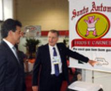 Governador Beto Richa, acompanhado pelo, presidente do G5 Promotrade, Rubens Zago, secretário chefe da Casa Civil, Reinhold Stephanes, secretário de Agricultura e Abastecimento, Norberto Ortigara, presidente da Agência de Defesa Agropecuária Adapar, Inácio Afonso Kroetz, senador Blairo Maggi, superintendente do Ministério da Agricultura, Glauco Bertoldo, senador Cidinho Santos, presidente da Associação Brasileira de Proteina Animal, Francisco Turra, prefeito de Pinhais, Luiz Goulart Alves,
