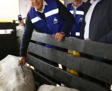 Governador Beto Richa lança junto com o secretário da Agricultura e do Abastecimento, Norberto Ortigara e o diretor presidente da Adapar, Inácio Kroetz, Campanha Estadual de Vacinação contra Febre Aftosa de 2014. Campo Magro, 30-04-14