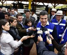 Governador Beto Richa lança junto com o secretário da Agricultura e do Abastecimento, Norberto Ortigara e o diretor presidente da Adapar, Inácio Kroetz, Campanha Estadual de Vacinação contra Febre Aftosa de 2014. Campo Magro, 30-04-14