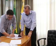 O termo de cessão foi assinado pelo Diretor Presidente da ADAPAR, Inácio Afonso Kroetz, e pelo o Prefeito Municipal de Francisco Beltrão, Antonio Cantelmo Neto