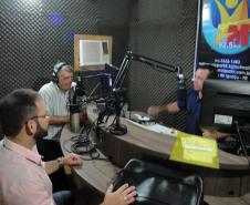 Engenheiro agrônomo da Adapar concede entrevista ao programa “Café com Notícias”, da emissora de rádio 92,5 FM de Quedas do Iguaçu-PR.