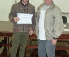 Com objetivo de se adequar às mudanças e de melhorar o processo de redação oficial, a Adapar, em parceria com o Serviço Nacional de Aprendizagem Rural, realizou a entrega dos certificados aos participantes do Curso “Práticas de Leitura e Escrita”.