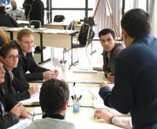 Diretores, coordenadores, assessores, técnicos em posições de assessoramento estratégico às funções de planejamento e gestão governamental e setorial, da Agência de Defesa Agropecuária do Paraná (Adapar), participaram do curso presencial “Gestão Estratégica Orientada para Resultados”