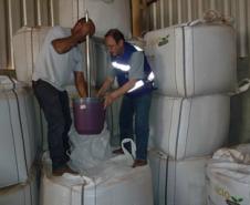 Coleta de calcário granulado sendo comercializado como fertilizante no Município de Cascavel/PR