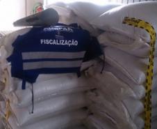 Interdição de fertilizante acondicionado em embalagens sem identificação, Município de Santa Izabel do Oeste/PR