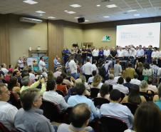 O vice-governador Darci Piana assinou nesta sexta-feira (13), em Francisco Beltrão, decreto que regulamenta a lei 17.773/2013 que instituiu o Sistema Unificado Estadual de Sanidade Agroindustrial Familiar, Artesanal e de Pequeno Porte do Paraná (Susaf-PR)