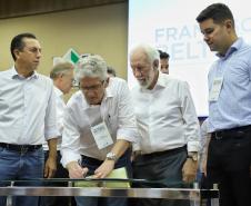 O vice-governador Darci Piana assinou nesta sexta-feira (13), em Francisco Beltrão, decreto que regulamenta a lei 17.773/2013 que instituiu o Sistema Unificado Estadual de Sanidade Agroindustrial Familiar, Artesanal e de Pequeno Porte do Paraná (Susaf-PR)