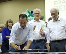 O vice-governador Darci Piana assinou nesta sexta-feira (13), em Francisco Beltrão, decreto que regulamenta a lei 17.773/2013 que instituiu o Sistema Unificado Estadual de Sanidade Agroindustrial Familiar, Artesanal e de Pequeno Porte do Paraná (Susaf-PR)