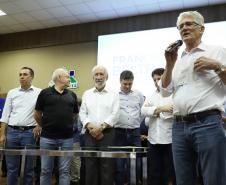 O vice-governador Darci Piana assinou nesta sexta-feira (13), em Francisco Beltrão, decreto que regulamenta a lei 17.773/2013 que instituiu o Sistema Unificado Estadual de Sanidade Agroindustrial Familiar, Artesanal e de Pequeno Porte do Paraná (Susaf-PR)