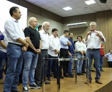 O vice-governador Darci Piana assinou nesta sexta-feira (13), em Francisco Beltrão, decreto que regulamenta a lei 17.773/2013 que instituiu o Sistema Unificado Estadual de Sanidade Agroindustrial Familiar, Artesanal e de Pequeno Porte do Paraná (Susaf-PR)