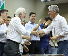 O vice-governador Darci Piana assinou nesta sexta-feira (13), em Francisco Beltrão, decreto que regulamenta a lei 17.773/2013 que instituiu o Sistema Unificado Estadual de Sanidade Agroindustrial Familiar, Artesanal e de Pequeno Porte do Paraná (Susaf-PR)
